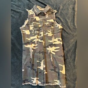 Distressed camo denim vest with a grunge vibe #grungefashion.